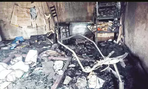 ചോ​ക്കാ​ട്ട് ഓ​ൺ​ലൈ​ൻ സേ​വ​ന കേ​ന്ദ്രം ക​ത്തി​ന​ശി​ച്ചു