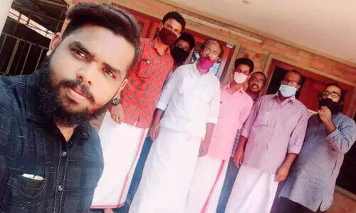 എ​സ്.​എ​ഫ്.​ഐ കാ​ല​ത്തെ സൗ​ഹൃ​ദം; വ്യാ​ജ​സ​ർ​ട്ടി​ഫി​ക്ക​റ്റ് ത​ര​പ്പെ​ടു​ത്താ​നു​ള്ള കൂ​ട്ടാ​യി