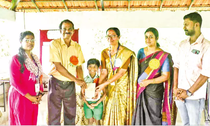 എഴുത്തിന്റെ ലോകത്ത് കുഞ്ഞുകവി എഴുത്തിന്റെ ലോകത്ത് കുഞ്ഞുകവി