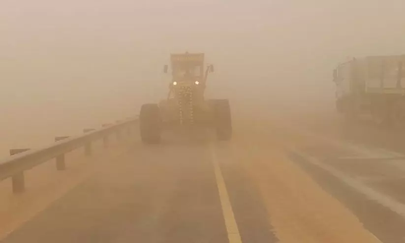 ഒമാനിലെ വിവിധ പ്രദേശങ്ങളിൽ മണൽ, പൊടിക്കാറ്റ് മുന്നറിയിപ്പ് ഒമാനിലെ വിവിധ പ്രദേശങ്ങളിൽ മണൽ, പൊടിക്കാറ്റ് മുന്നറിയിപ്പ്