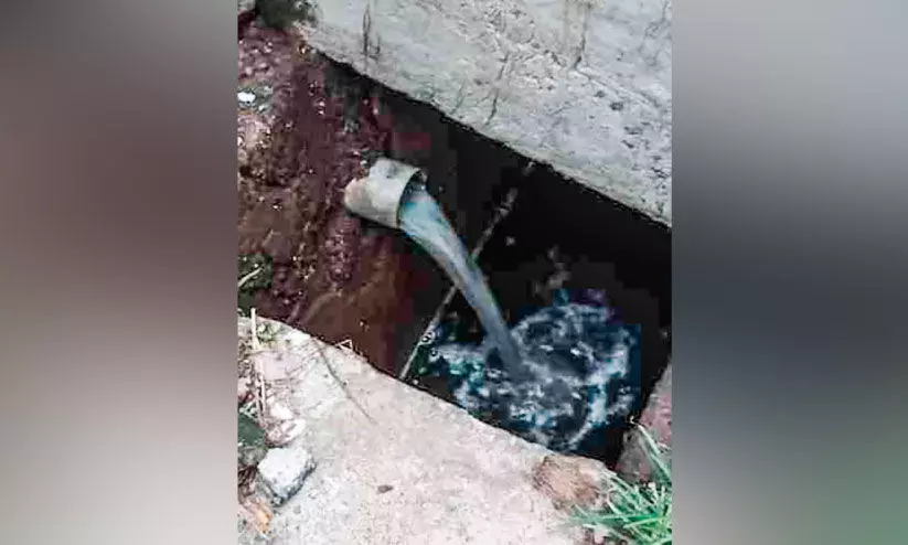 ശൗചാലയ മാലിന്യം നേരിട്ട് കാനയിലേക്ക് കൈയോടെ പൊക്കി മരട് നഗരസഭ