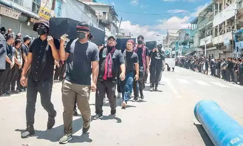 മണിപ്പൂർ കലാപം: ശവപ്പെട്ടിയുമായി വിദ്യാർഥികളുടെ റാലി