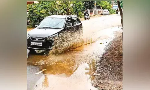 റോഡിൽ വെള്ളക്കെട്ട് യാത്രികർക്ക് ദുരിതം