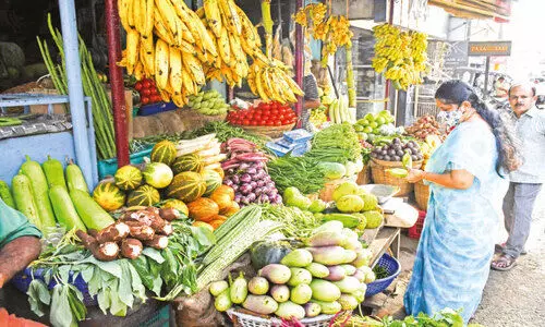 പ​ച്ച​ക്ക​റി വി​ല കു​തി​ക്കു​ന്നു