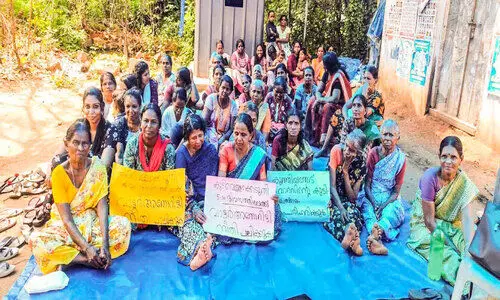 കുടിവെള്ളം മുടങ്ങിയിട്ട് ദിവസങ്ങൾ തെരുവിലിറങ്ങി വീട്ടമ്മമാർ