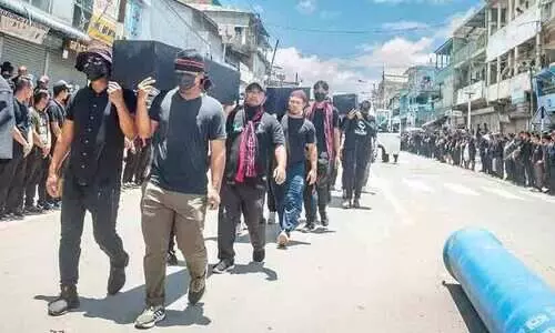 മണിപ്പൂർ കലാപം: ശവപ്പെട്ടിയുമായി വിദ്യാർഥികളുടെ റാലി