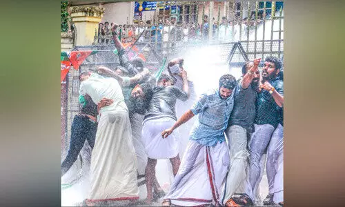 എം.ജിയിലേക്ക്​ യുവമോര്‍ച്ച മാര്‍ച്ച് നടത്തി