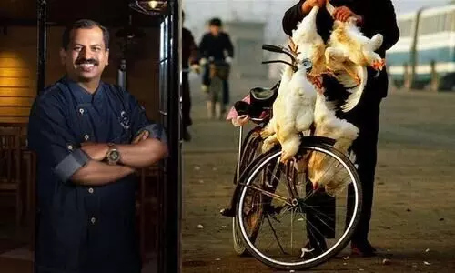 നാടൻ കോഴിയുമായി സൈക്കിളിൽ നാട്​ ചുറ്റുന്ന ഹോട്ടലുടമ; തുളസിയണ്ണന്‍റെ മാർക്കറ്റിങ്​ സ്കിൽ വിവരിച്ച്​ ​ഷെഫ്​ പിള്ള