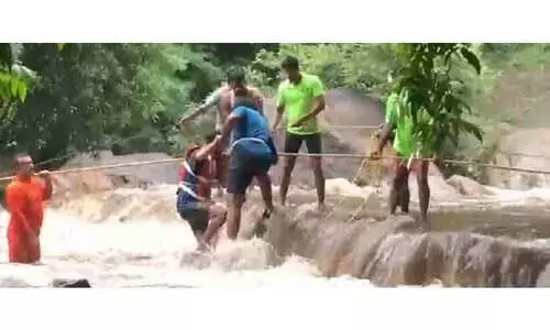 മാർമല അരുവിയിൽ ​വെള്ളപ്പാച്ചിൽ​;​ കുടുങ്ങിയ ആറ്​ സഞ്ചാരികളെ രക്ഷപ്പെടുത്തി