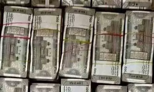 അപകടത്തിൽപെട്ട വാഹനത്തില്‍നിന്ന് 29 ലക്ഷം രൂപയും സ്വര്‍ണവും പിടികൂടി