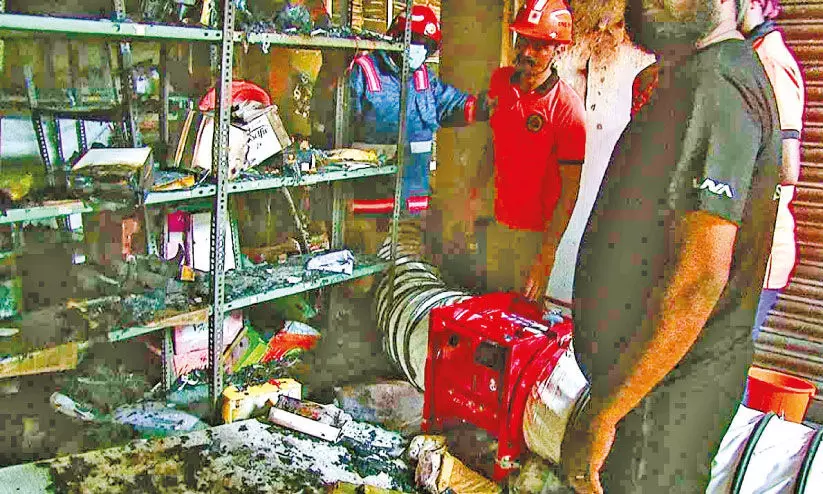 തിരൂരില് തുണിക്കടയിൽ വന് തീപിടിത്തം തിരൂരില് തുണിക്കടയിൽ വന് തീപിടിത്തം