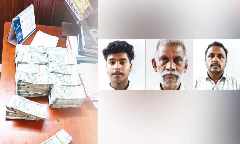 അപകടത്തിൽപെട്ട വാഹനത്തിൽ നിന്ന് 29 ലക്ഷം രൂപയും സ്വര്ണവും പിടികൂടി അപകടത്തിൽപെട്ട വാഹനത്തിൽ നിന്ന് 29 ലക്ഷം രൂപയും സ്വര്ണവും പിടികൂടി