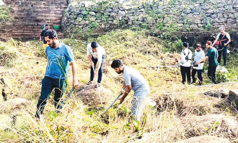 പ​കി​ട്ടോ​ടെ പ​ട്ടാ​മ്പി: പൊ​തുഇ​ട​ങ്ങ​ളു​ടെ ശു​ചീ​ക​ര​ണം തു​ട​ങ്ങി