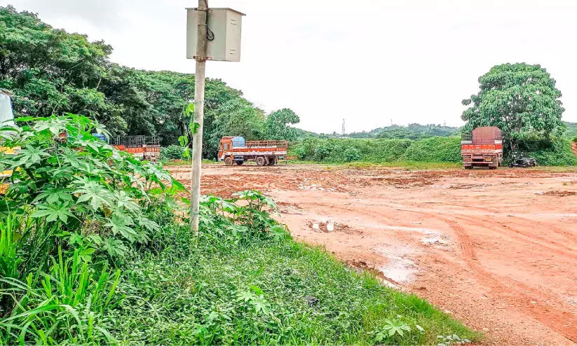 മുനിസിപ്പൽ സ്​റ്റേഡിയം ചളിക്കുളമാക്കി അനധികൃത പാർക്കിങ്