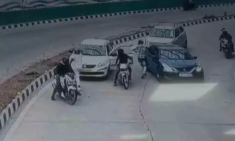 On camera, 2 men robbed in new Delhi tunnel