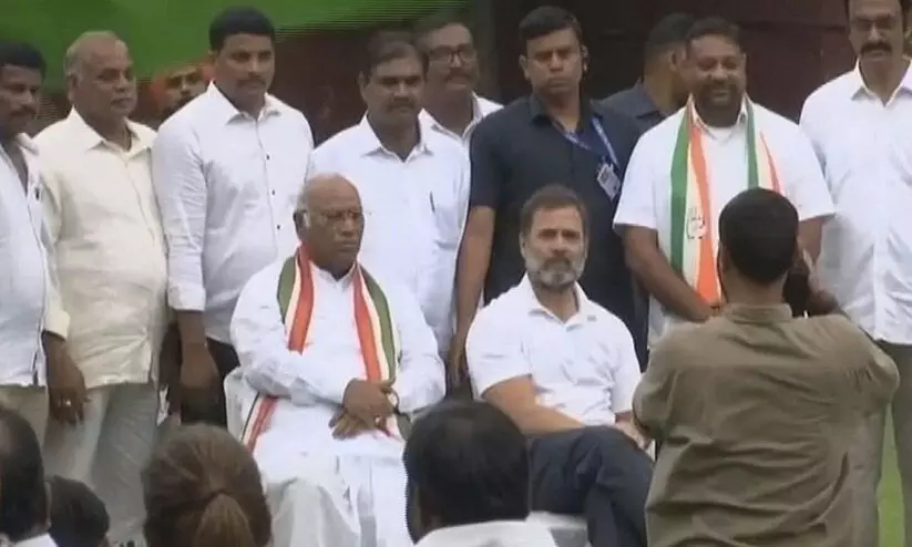 തെലങ്കാനയിൽ കെ.സി.ആറിന് തിരിച്ചടി; ബി.ആർ.എസ് വിട്ട് 35 നേതാക്കൾ കോൺഗ്രസിൽ തെലങ്കാനയിൽ കെ.സി.ആറിന് തിരിച്ചടി; ബി.ആർ.എസ് വിട്ട് 35 നേതാക്കൾ കോൺഗ്രസിൽ