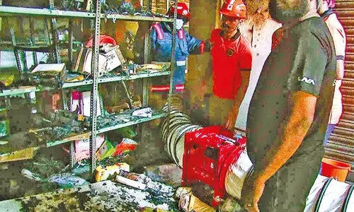 തി​രൂ​രി​ല്‍ തുണിക്കടയിൽ വ​ന്‍ തീ​പി​ടി​ത്തം