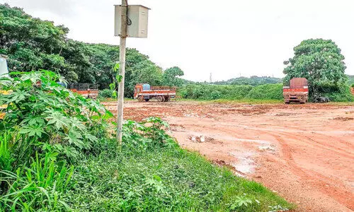 മുനിസിപ്പൽ സ്​റ്റേഡിയം ചളിക്കുളമാക്കി അനധികൃത പാർക്കിങ്