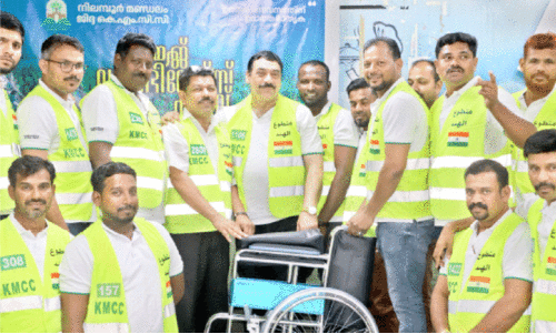 നി​ല​മ്പൂ​ർ കെ.​എം.​സി.​സി വീ​ൽ​ചെ​യ​റു​ക​ൾ കൈ​മാ​റി