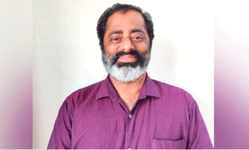 മൂന്നു പതിറ്റാണ്ടത്തെ പ്രവാസ അധ്യാപന അനുഭവങ്ങളുമായി വി.വി.കെ ഹനീഫ് മാസ്റ്റര്‍ മടങ്ങുന്നു