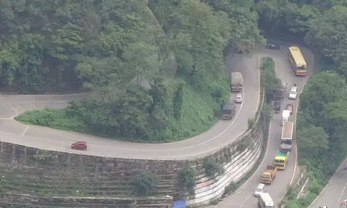 ചുരത്തിൽ ബൈക്ക് യാത്രികരായ രണ്ടുപേർ കൊക്കയിലേക്ക് വീണു