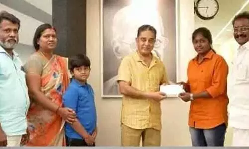 ജോലി പോയ മലയാളി വനിത ഡ്രൈവർ ശർമിളക്ക് കാർ സമ്മാനിച്ച് കമൽഹാസൻ