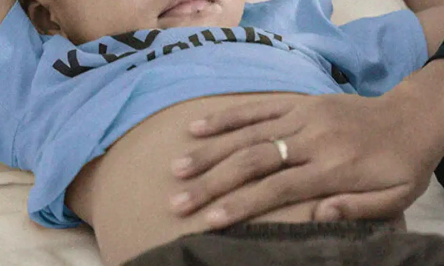 ചിക്കൻ കറിയിൽ പുഴുക്കൾ; കഴിച്ച നാലു വയസ്സുകാരൻ ചികിത്സ തേടി