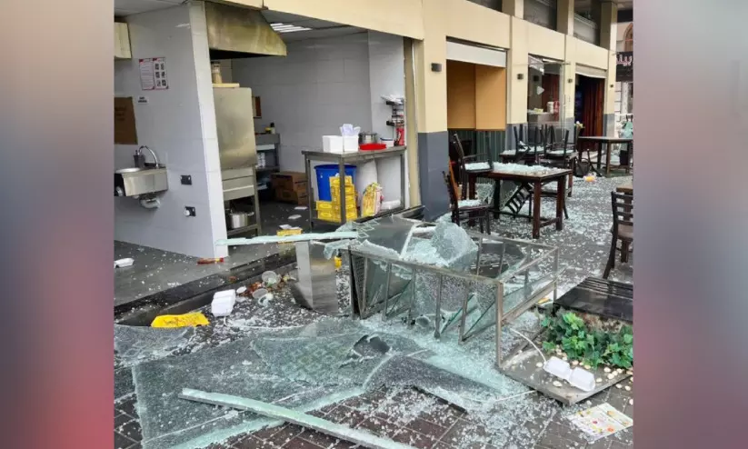 അബൂദബിയില് ഗ്യാസ് പൈപ്പ് ചോര്ന്ന് റസ്റ്റാറന്റില് അപകടം; രണ്ടുപേര്ക്ക് പരിക്ക് അബൂദബിയില് ഗ്യാസ് പൈപ്പ് ചോര്ന്ന് റസ്റ്റാറന്റില് അപകടം; രണ്ടുപേര്ക്ക് പരിക്ക്