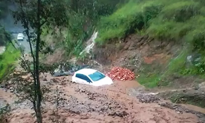 ഹിമാചലില് ഉരുള്പൊട്ടല്; ആറ് മരണം, സഞ്ചാരികള് കുടുങ്ങി ഹിമാചലില് ഉരുള്പൊട്ടല്; ആറ് മരണം, സഞ്ചാരികള് കുടുങ്ങി