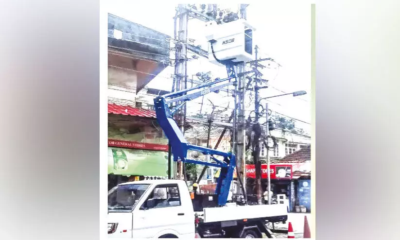 ഇനി വൈദ്യുതി തൂണില്‍ വലിഞ്ഞ് കയറേണ്ട സ്കൈ ലിഫ്റ്റ് എത്തി