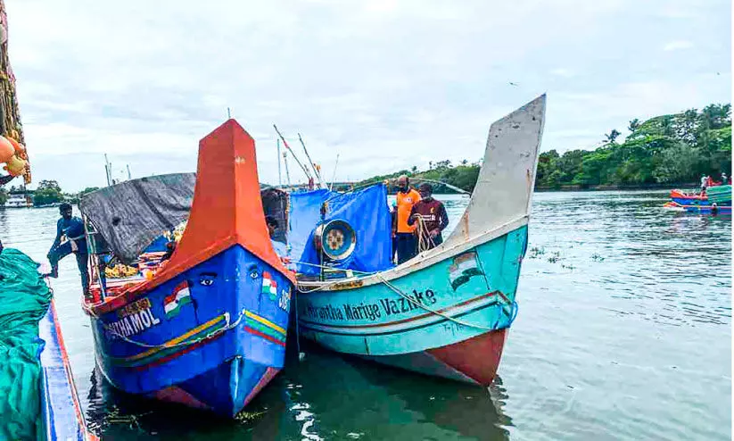 അനധികൃത മത്സ്യബന്ധനം: രണ്ട്​ വഞ്ചികൾ പിടികൂടി