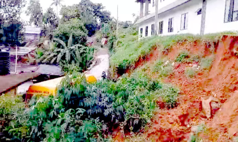 നെല്ലിക്കുഴി സ്കൂളിന്‍റെ സംരക്ഷണ ഭിത്തി ഇടിഞ്ഞു