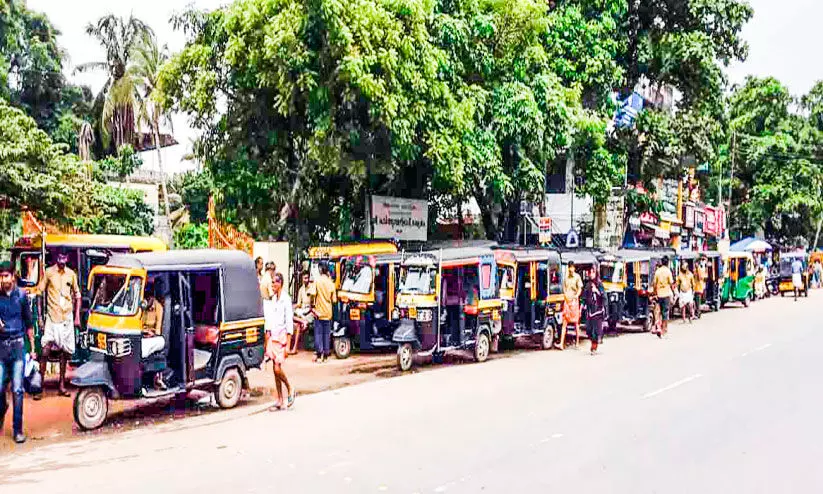 ഓട്ടോകൾ പെരുകുമ്പോഴും അരൂരിൽ സ്റ്റാൻഡില്ല