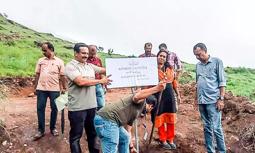 സർക്കാർ ഭൂമി കൈയേറി റോഡ് നിർമാണം; തടഞ്ഞ് റവന്യൂ വകുപ്പ് സർക്കാർ ഭൂമി കൈയേറി റോഡ് നിർമാണം; തടഞ്ഞ് റവന്യൂ വകുപ്പ്