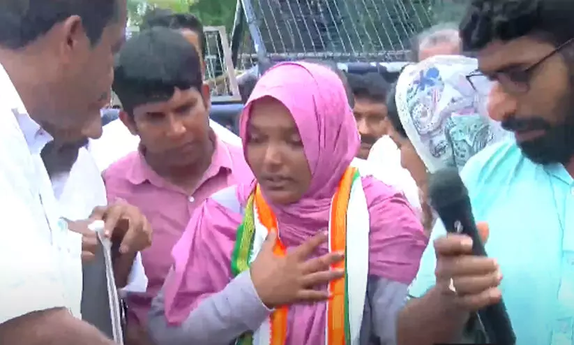 മെഡിക്കൽ ബോർഡ് റിപ്പോർട്ടിനെതിരെ പ്രതിഷേധം: ഹർഷിനയെ അറസ്റ്റ് ചെയ്തു നീക്കി