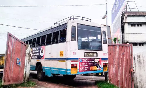 കെ.എസ്.ആർ.ടി.സി ബസ്​ റോഡ്​ മുറിച്ചുകടന്ന് ​പിന്നിലേക്കുരുണ്ടു; ഒഴിവായത്​ വൻ അപകടം
