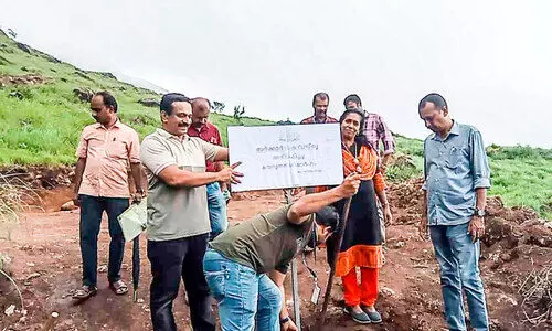 സർക്കാർ ഭൂമി കൈയേറി റോഡ് നിർമാണം; തടഞ്ഞ് റവന്യൂ വകുപ്പ്