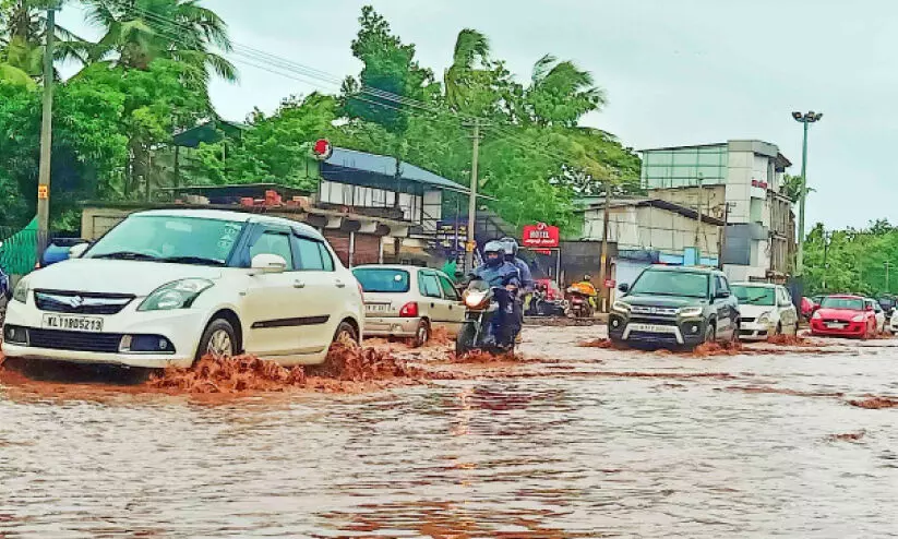 മഴപെയ്താൽ വെള്ളമൊഴുകിപ്പോകാൻ വഴിയില്ല; വെള്ളക്കെട്ടിൽ മുങ്ങി ദേശീയപാത