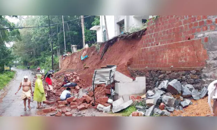 മതിൽ ഇടിഞ്ഞുവീണ് കാറും ബസ് കാത്തിരിപ്പുകേന്ദ്രവും തകർന്നു