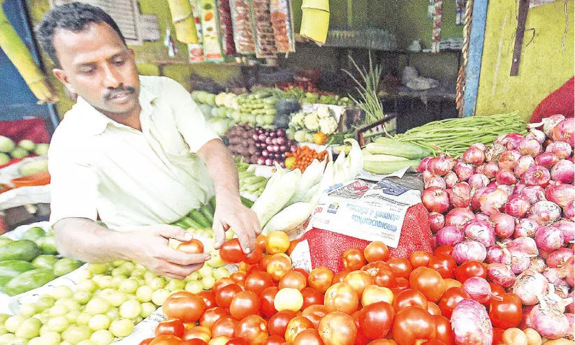 കണ്ണു തള്ളിച്ച് തക്കാളി; പച്ചക്കറി പൊള്ളും കണ്ണു തള്ളിച്ച് തക്കാളി; പച്ചക്കറി പൊള്ളും
