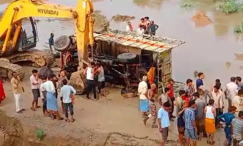 വിവാഹ സംഘം സഞ്ചരിച്ച ലോറി പുഴയിലേക്ക് മറിഞ്ഞ് മൂന്ന് കുട്ടികളുൾപ്പെടെ അഞ്ചു മരണം; നിരവധി പേരെ കാണാതായി വിവാഹ സംഘം സഞ്ചരിച്ച ലോറി പുഴയിലേക്ക് മറിഞ്ഞ് മൂന്ന് കുട്ടികളുൾപ്പെടെ അഞ്ചു മരണം; നിരവധി പേരെ കാണാതായി