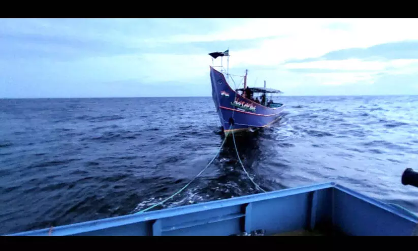 നടുക്കടലിൽ എൻജിൻ തകരാറിലായി; കടലിൽപെട്ട മത്സ്യത്തൊഴിലാളികളെ രക്ഷപ്പെടുത്തി