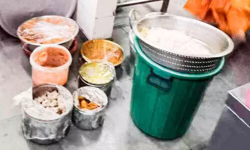 അടിമാലിയിൽ ഹോട്ടലുകളിൽ പരിശോധന; പഴകിയ ഭക്ഷണം പിടിച്ചു