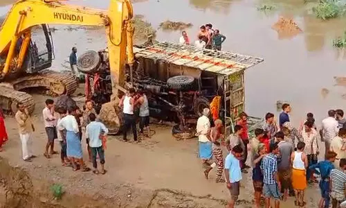 വിവാഹ സംഘം സഞ്ചരിച്ച ലോറി പുഴയിലേക്ക് മറിഞ്ഞ് മൂന്ന് കുട്ടികളുൾപ്പെടെ അഞ്ചു മരണം; നിരവധി പേരെ കാണാതായി