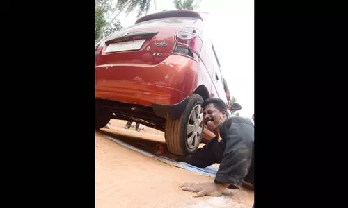 കാറുകൾ കൈയ്യിലൂടെ കയറ്റിയിറക്കി സാഹസിക പ്രകടനം