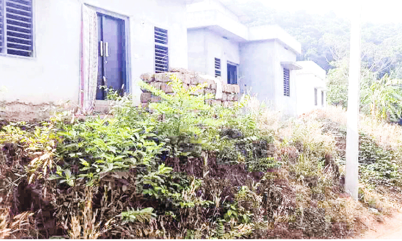 മലമടക്കിലെ ലൈഫ് വീടുകൾ കുടുംബങ്ങൾക്ക് ആവശ്യംഅപകട നിവാരണം മലമടക്കിലെ ലൈഫ് വീടുകൾ കുടുംബങ്ങൾക്ക് ആവശ്യംഅപകട നിവാരണം