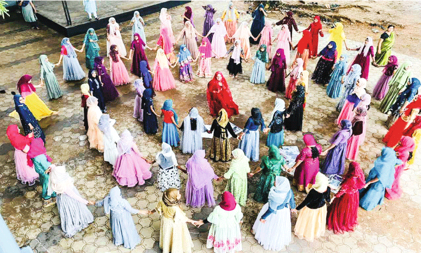 മൈലാഞ്ചി ചോപ്പണിഞ്ഞ് വിദ്യാലയങ്ങൾ മൈലാഞ്ചി ചോപ്പണിഞ്ഞ് വിദ്യാലയങ്ങൾ