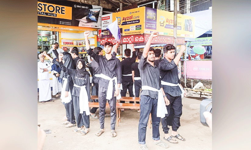 സീ​റ്റ് അ​പ​ര്യാ​പ്ത​ത​ക്കെ​തി​രെ പ്ര​തി​ഷേ​ധ തെ​രു​വ് നാ​ട​ക​വു​മാ​യി ഫ്ര​റ്റേ​ണി​റ്റി