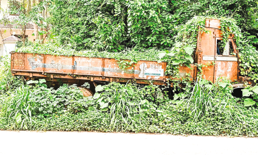 പൊലീസ് പിടികൂടിയ വാഹനങ്ങൾ തുരുമ്പെടുത്ത് നശിക്കുന്നു പൊലീസ് പിടികൂടിയ വാഹനങ്ങൾ തുരുമ്പെടുത്ത് നശിക്കുന്നു