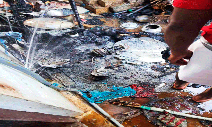 ഗ്യാസ് ചോർന്ന് തീപിടിച്ച് അടുക്കളയും ചാർത്തും തകർന്നു ഗ്യാസ് ചോർന്ന് തീപിടിച്ച് അടുക്കളയും ചാർത്തും തകർന്നു